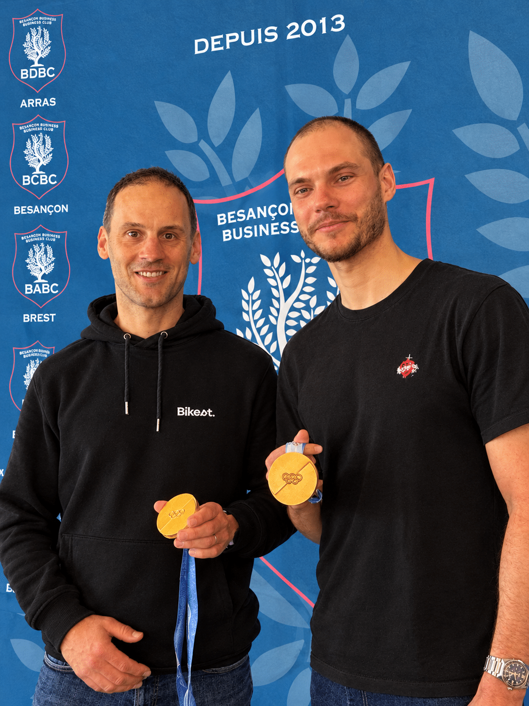 Rencontre avec Émilien Jacquelin: du biathlon au cyclisme, la trajectoire d'un champion hors normes! 2 Portrait devant le blason Besancon Business Club